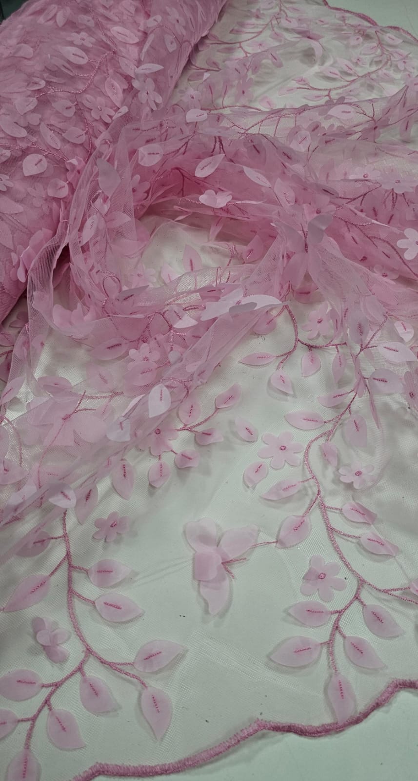 Tule Bordado Floral com Borboletas Rosa Bebê