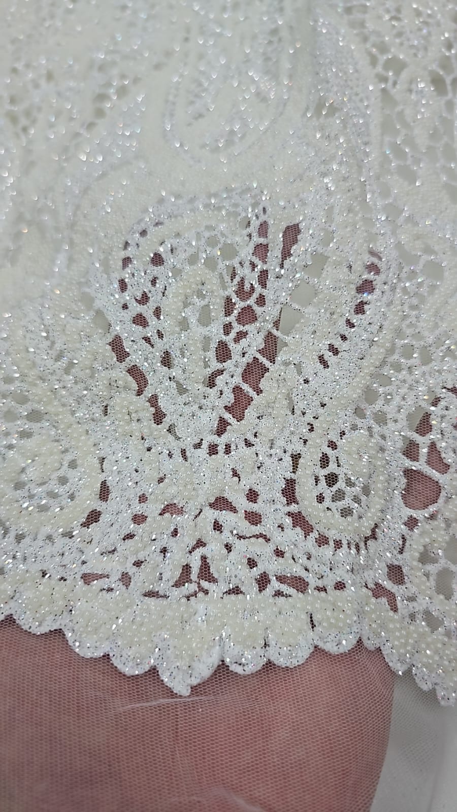 Tule com glitter e mini miçangas off - Largura1,45 m x Comprimento 0,58 cm