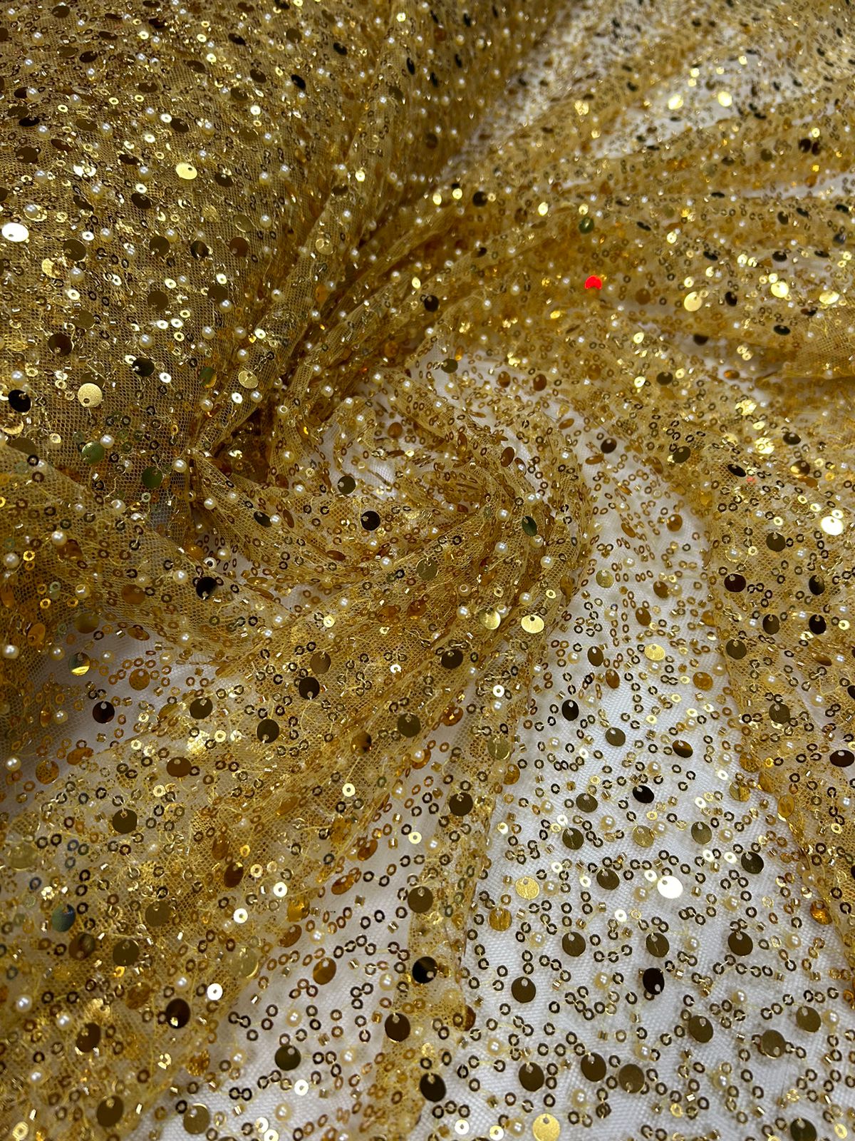 Tule Bordado com Paetês e Pedrarias Dourado Escuro
