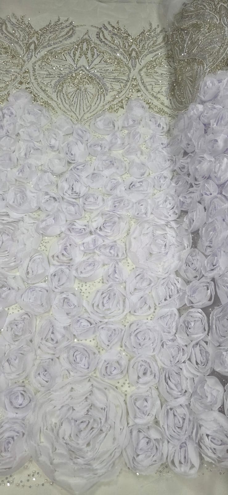 Tule Bordado com Pedrarias 3D Floral em Georgete Branco com Champanhe