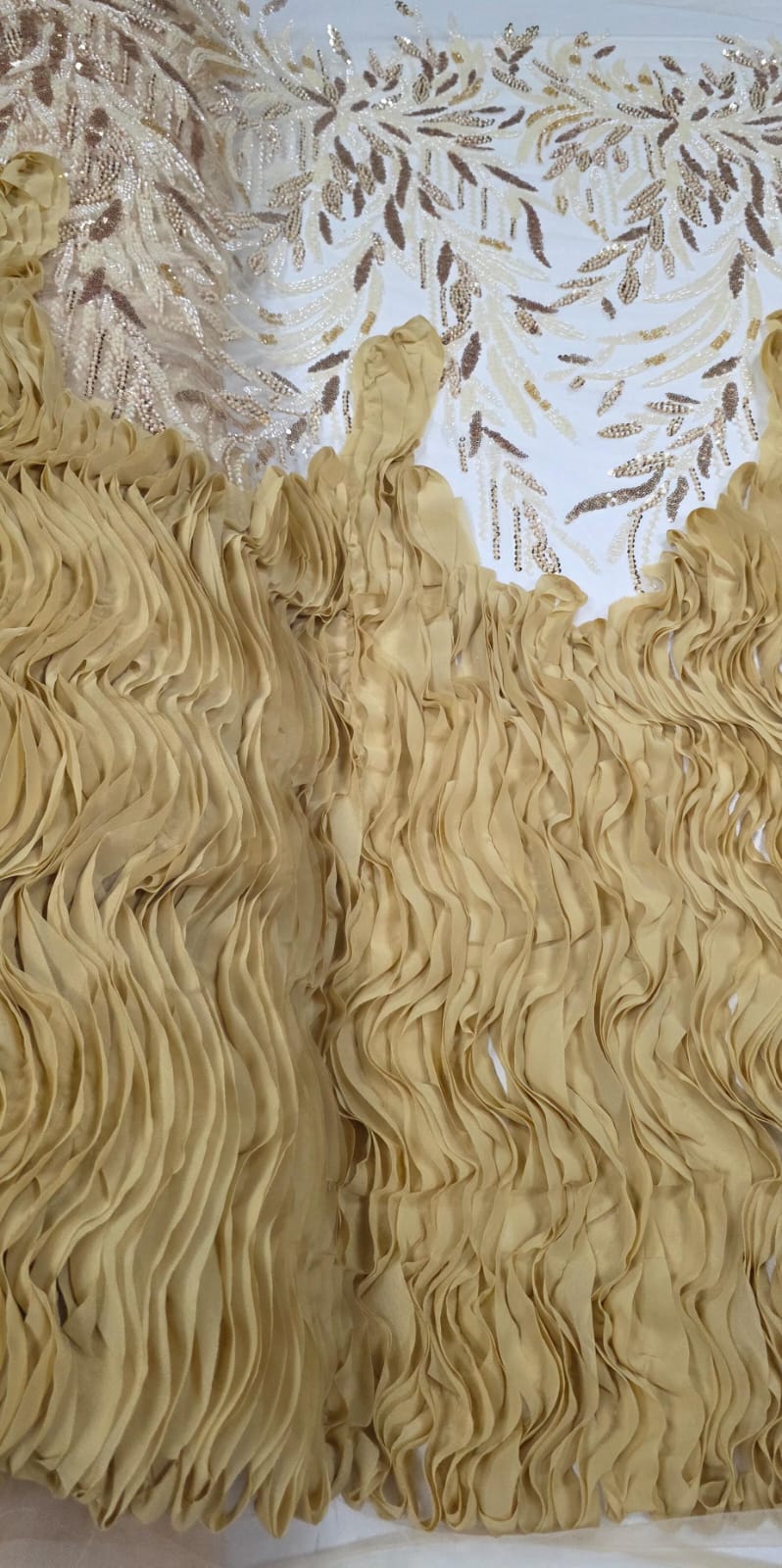 Tule Bordado com Pedrarias 3D Wave em Georgete Dourado