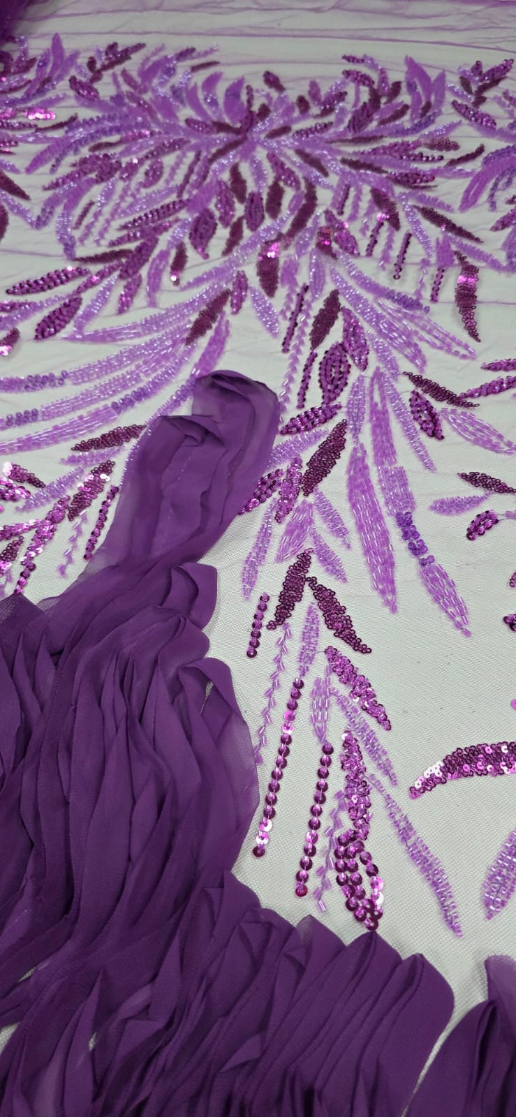 Tule Bordado com Pedrarias 3D Wave em Georgete Fucsia