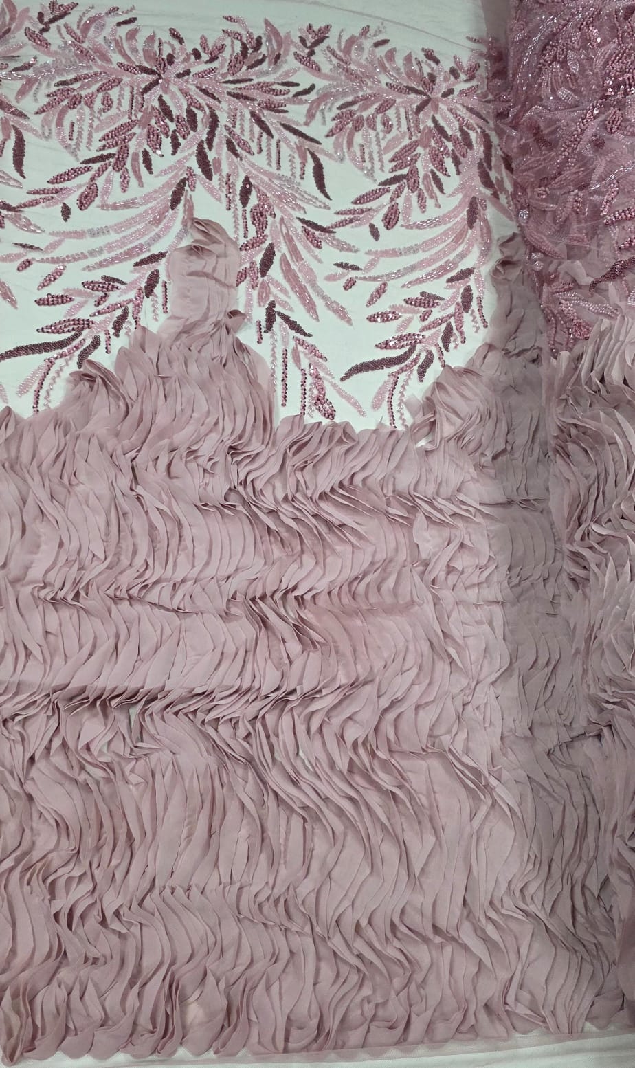 Tule Bordado com Pedrarias 3D Wave em Georgete Rosê