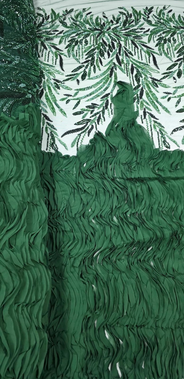 Tule Bordado com Pedrarias 3D Wave em Georgete Verde Floresta