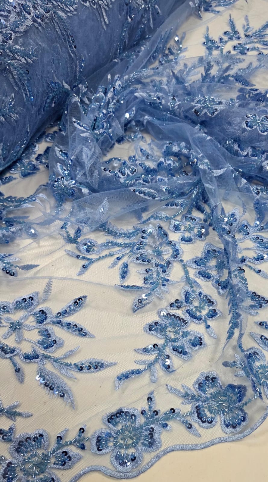 Tule Bordado com Pedrarias Azul Serenity Modelo ST933