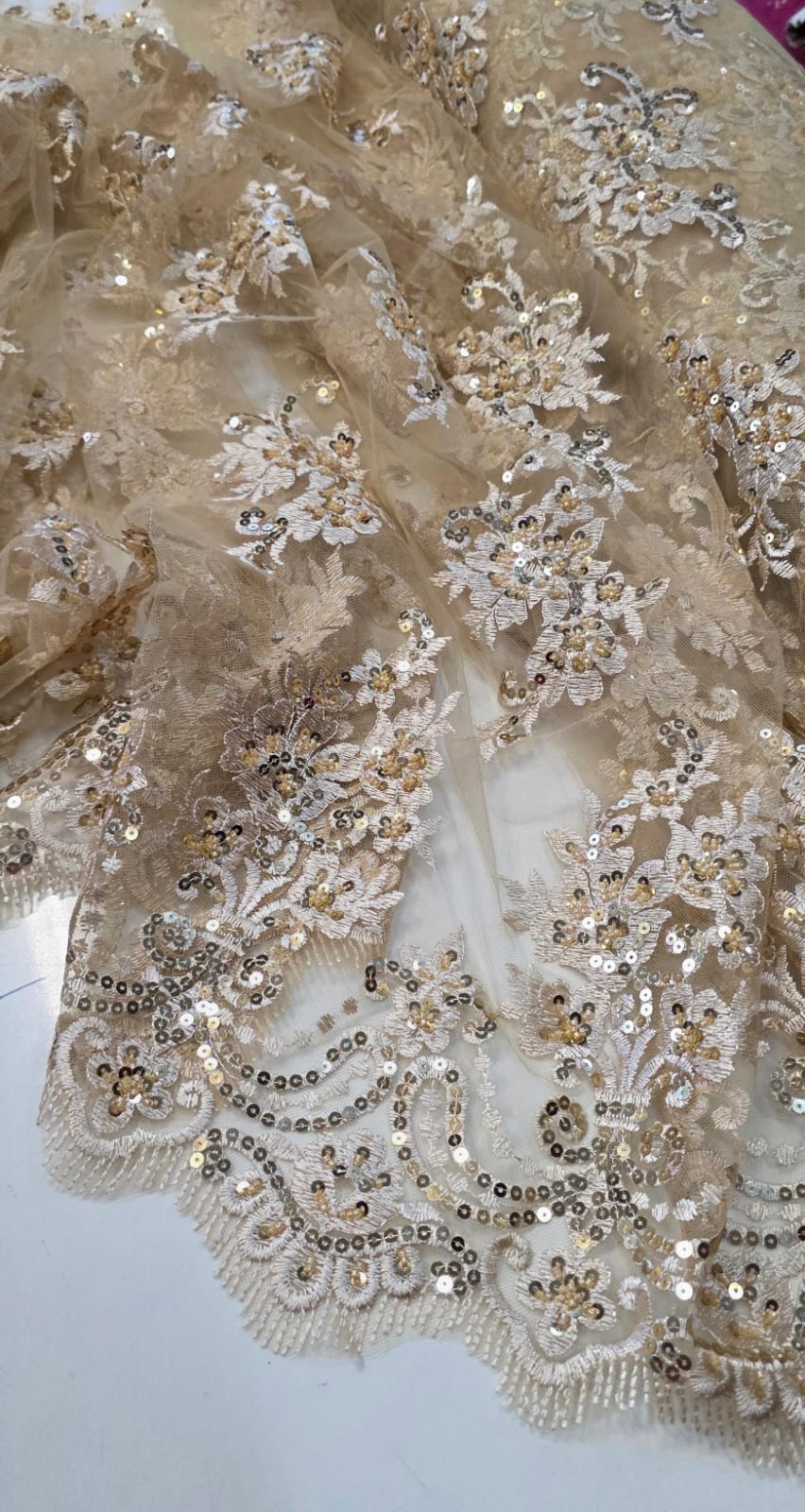 Tule Bordado com Pedrarias Dolce Dourado