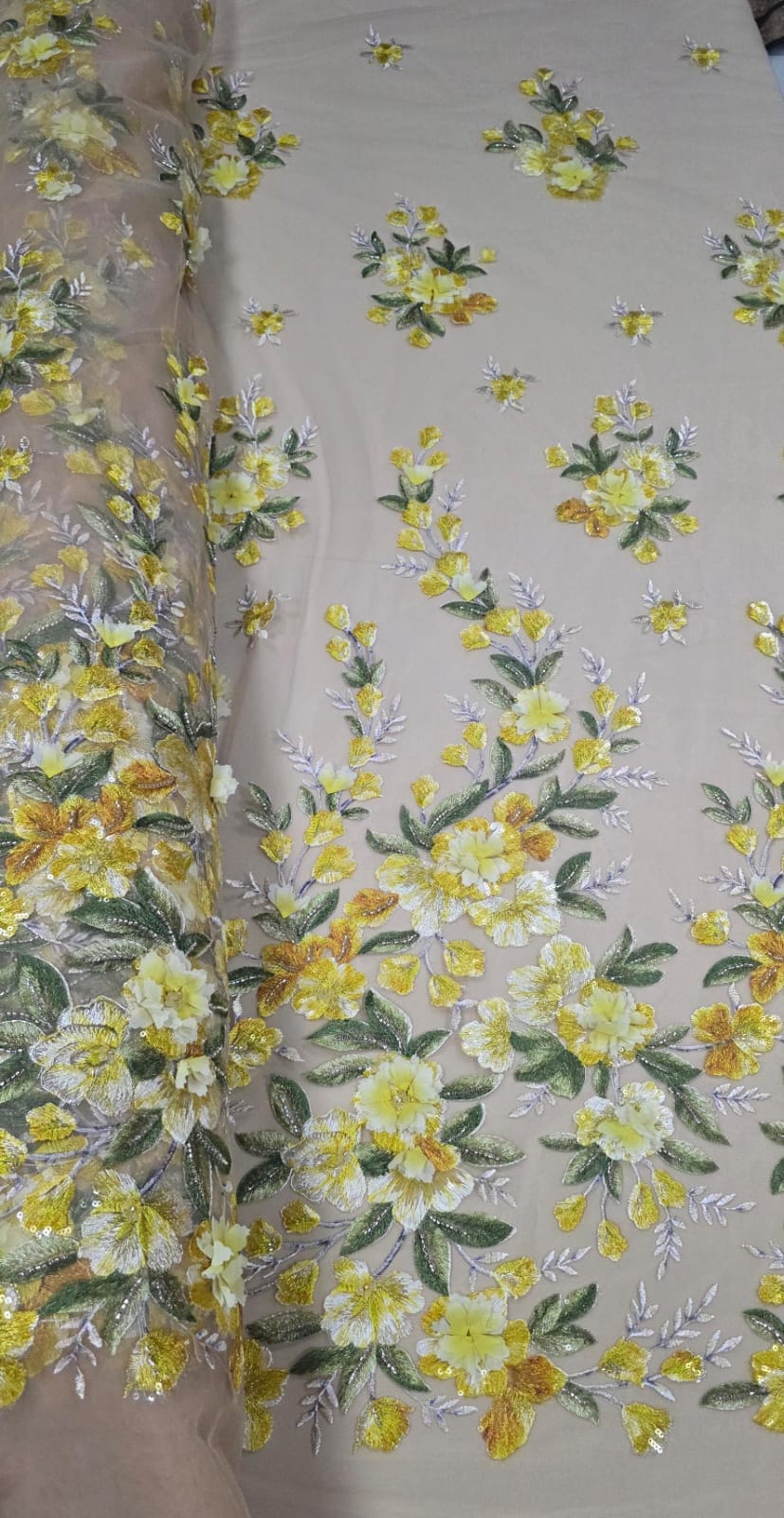 Tule Bordado com Pedrarias e Flores em 3D Jardim Encantado Amarelo