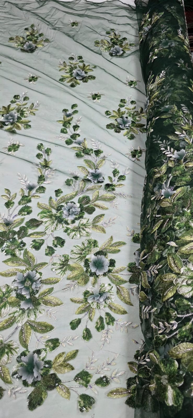 Tule Bordado com Pedrarias e Flores em 3D Jardim Encantado Verde