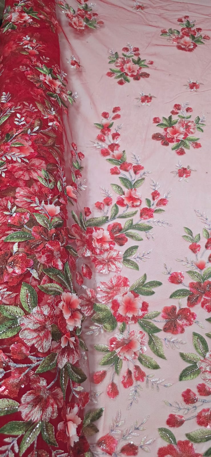 Tule Bordado com Pedrarias e Flores em 3D Jardim Encantado Vermelho