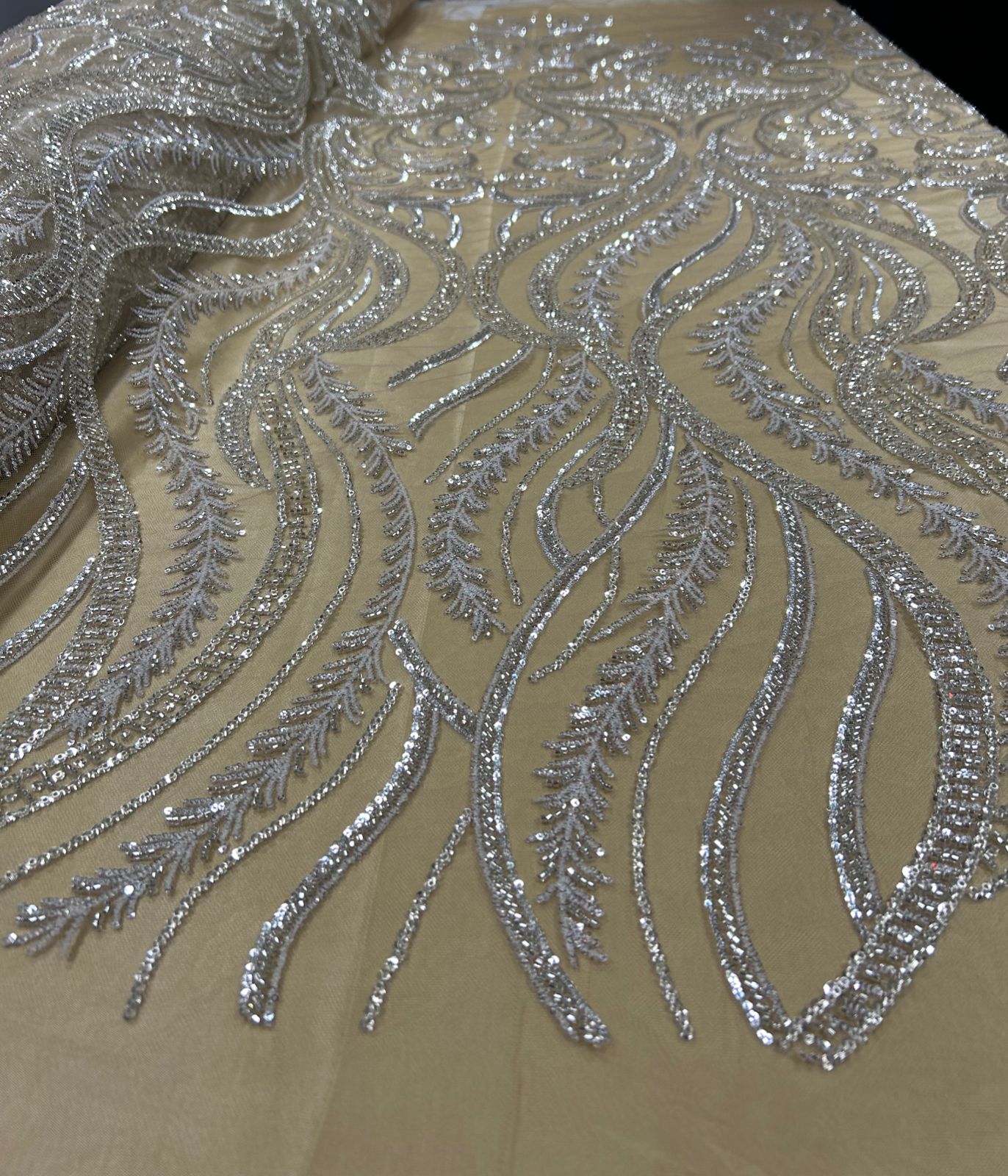 Tule Bordado com Pedrarias Premium Arabescos Champagne Modelo HS1042