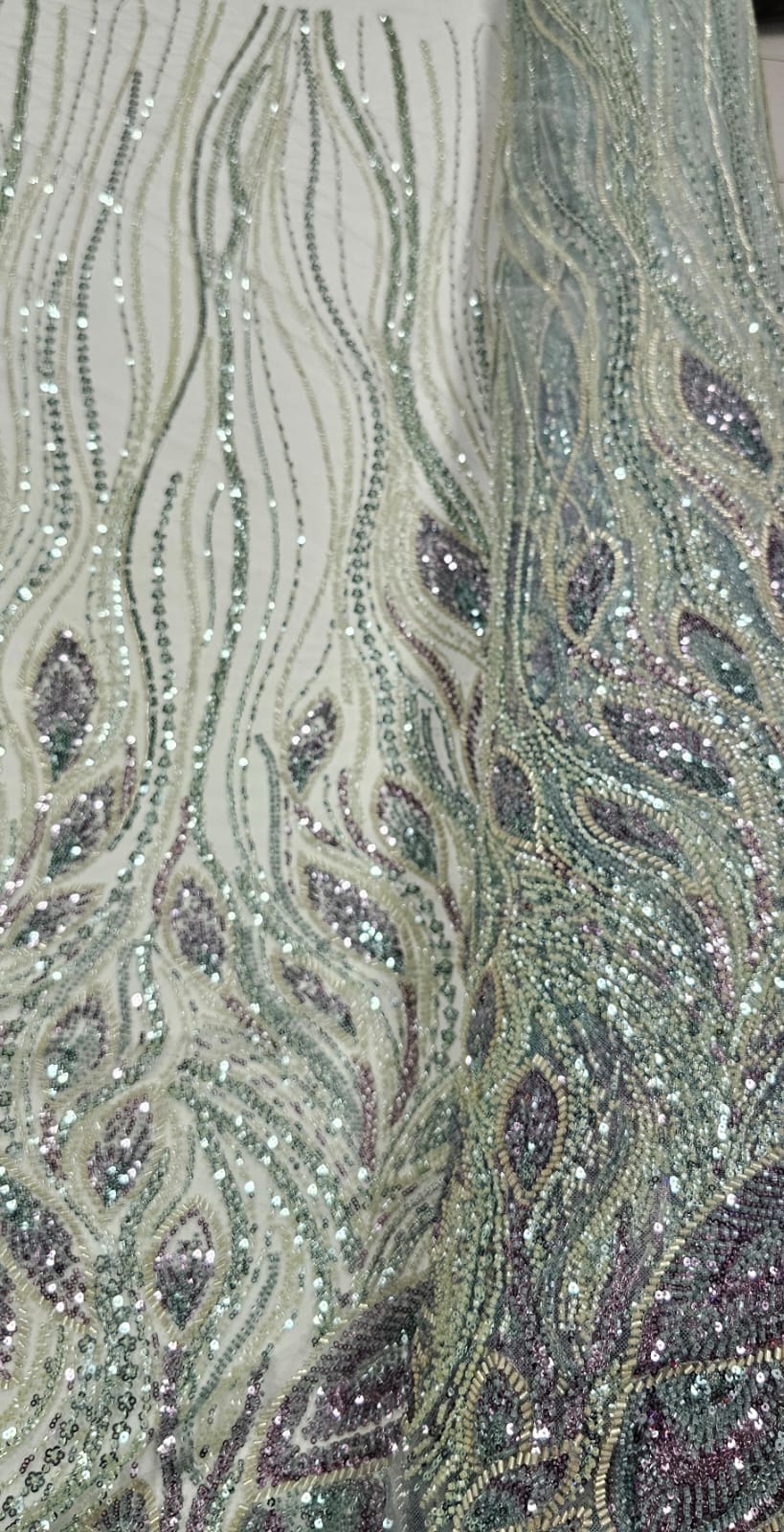Tule Bordado com Pedrarias Premium Azul Claro com Pedrarias Multicolor Modelo HT98370