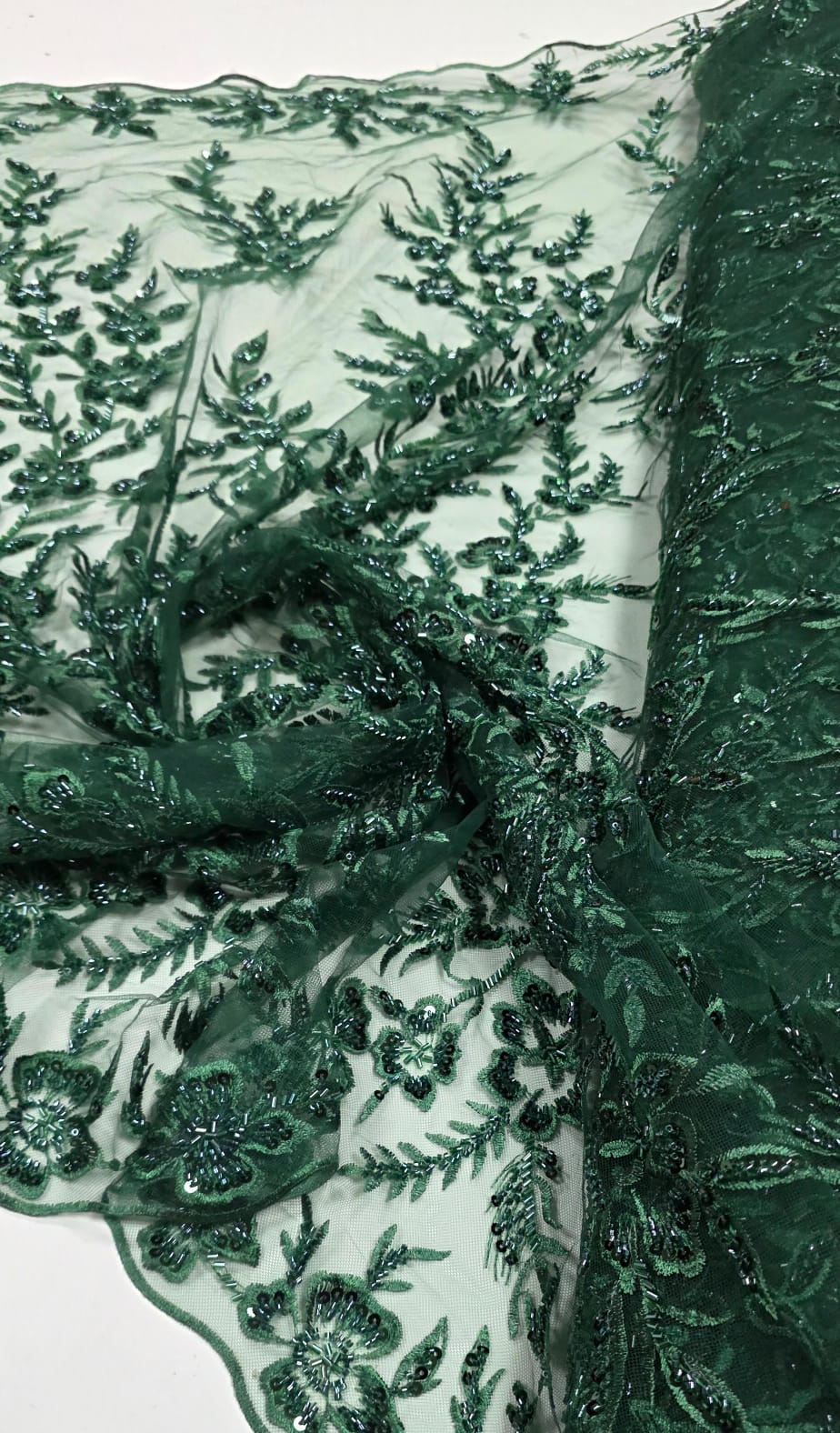 Tule Bordado com Pedrarias Verde Floresta Modelo ST933