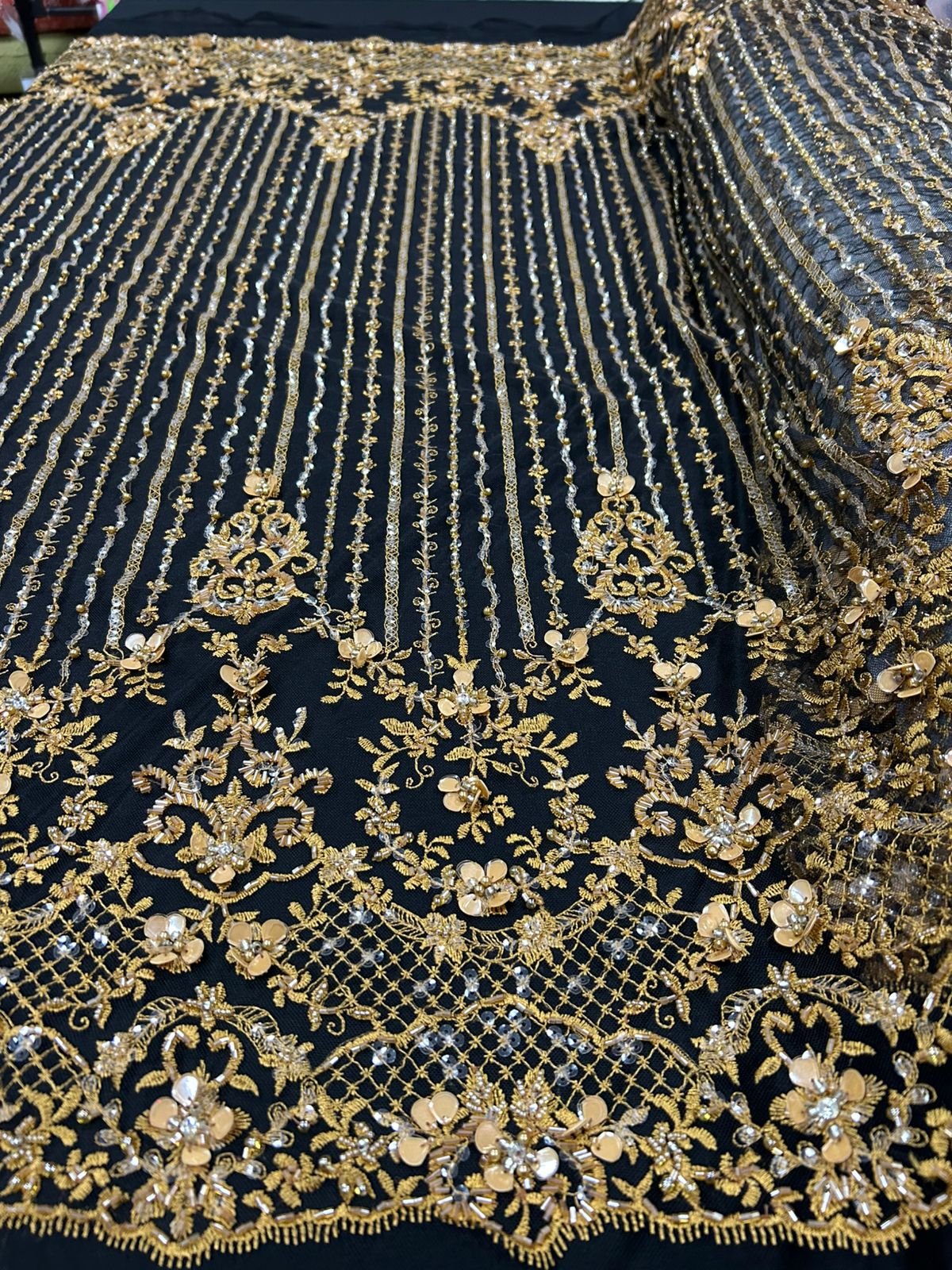 Tule Bordado Coreano Com Pedrarias em 3D Ouro Velho