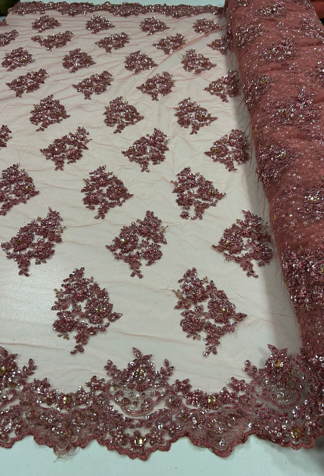 Tule Bordado Coreano Com Pedrarias Rosê Escuro e Fio Metálico 