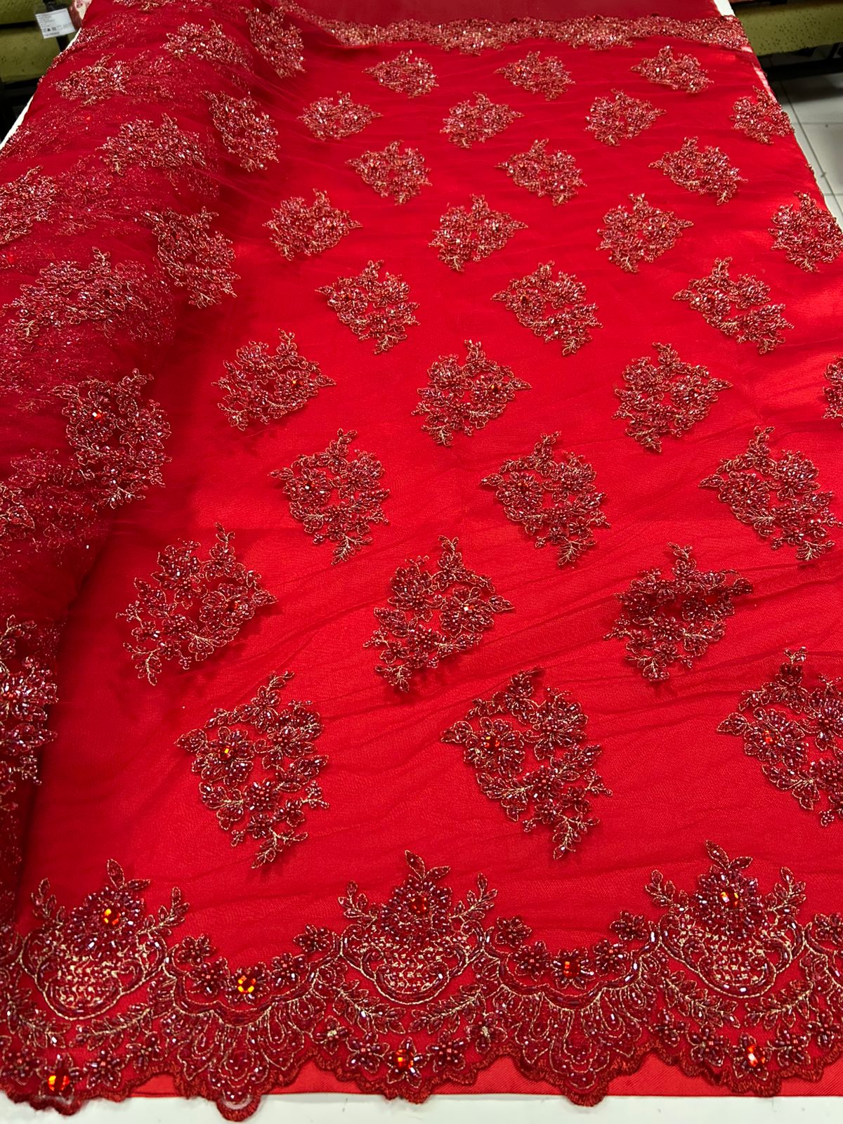 Tule Bordado Coreano Com Pedrarias Vermelho Cereja e Fio Metálico Dourado 