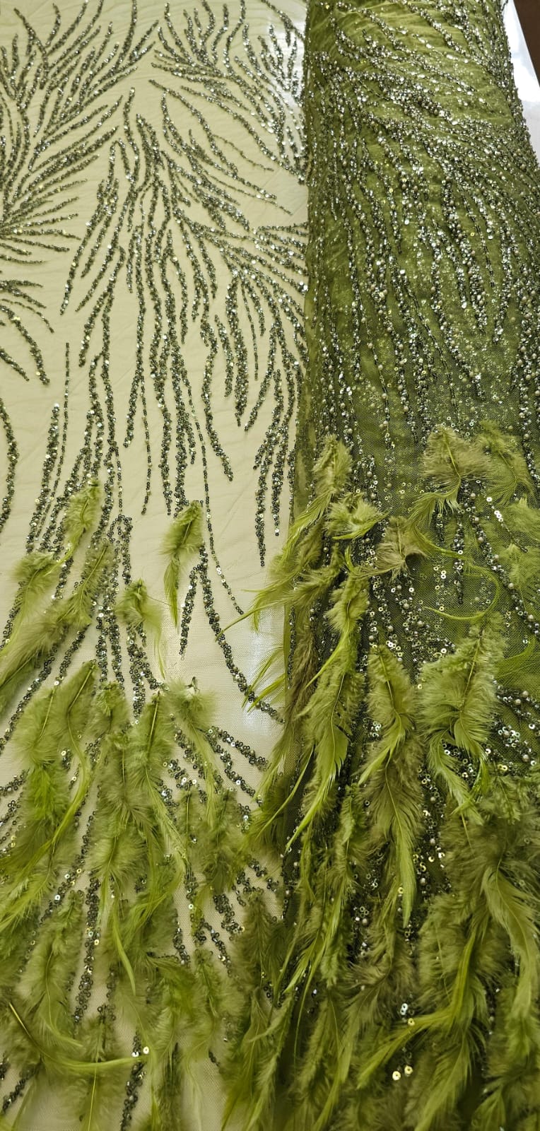 Tule Bordado Premium Com Pedrarias e Plumas Verde Oliva