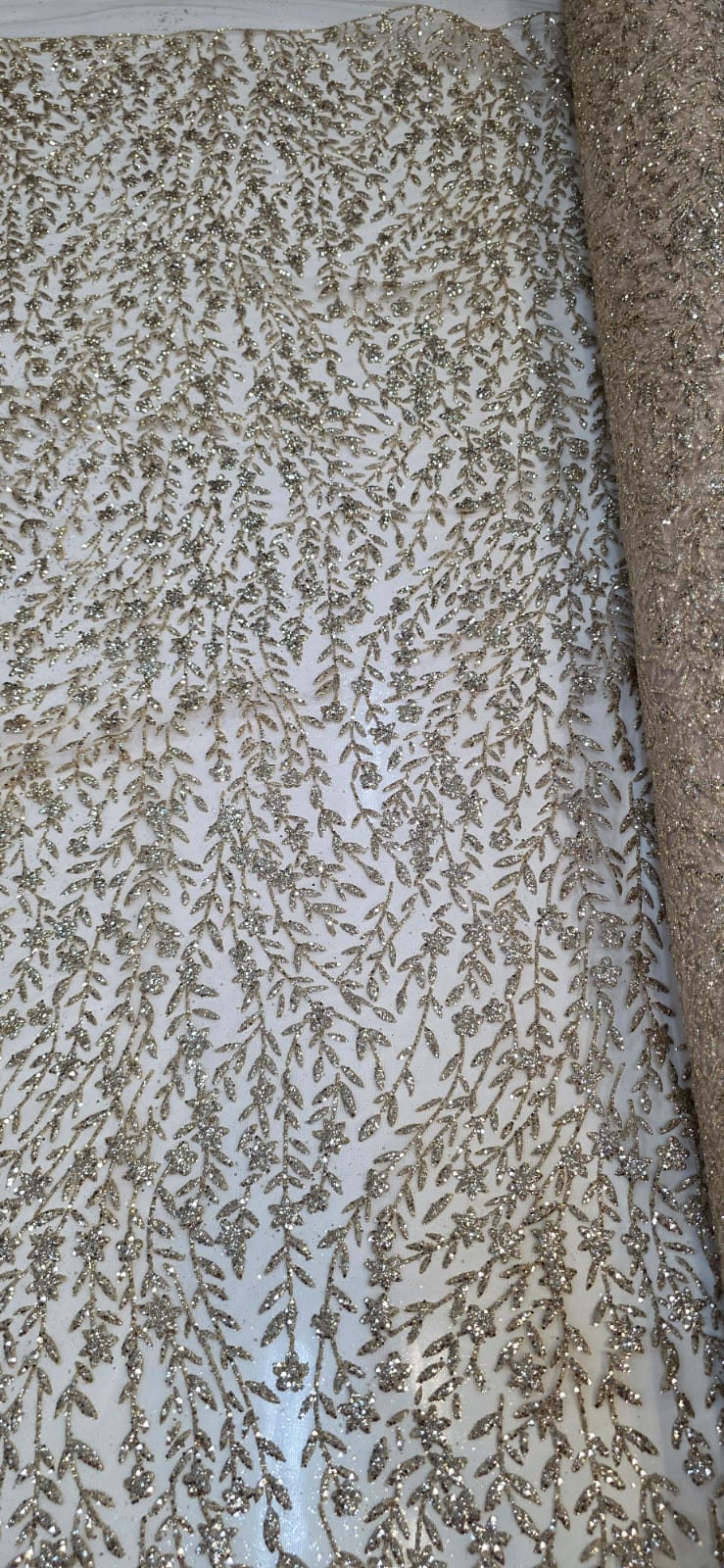 Tule com Glitter Ramos em Alto Relevo Dourado