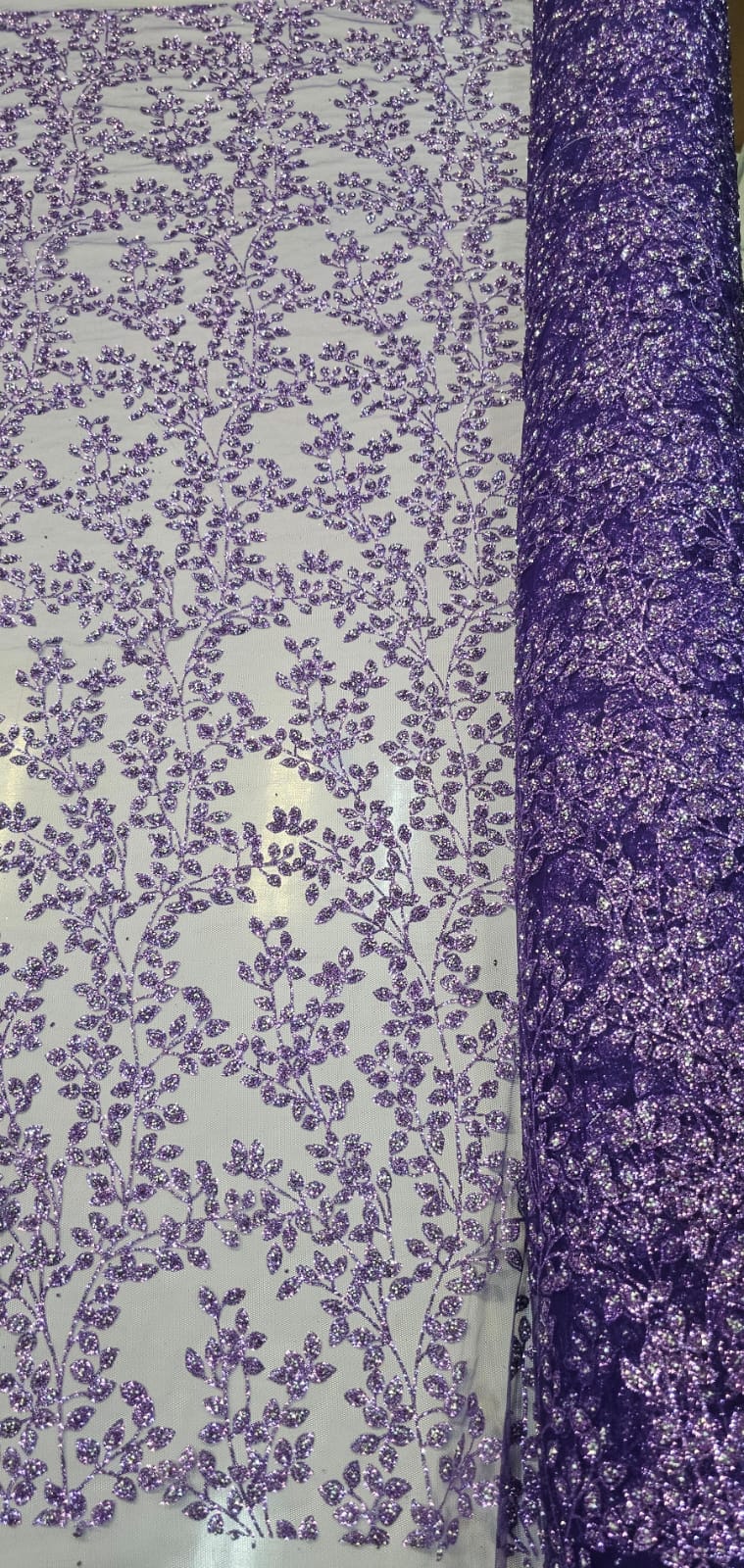 Tule Roxo com Glitter Diamond Flores e Galhos Lilás