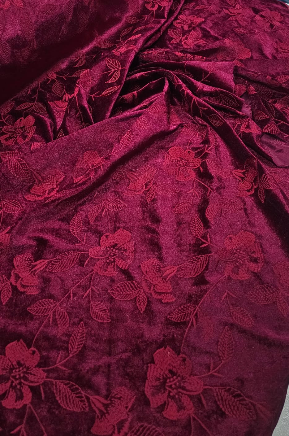 Veludo Cristal Bordado Floral Marsala com Vermelho