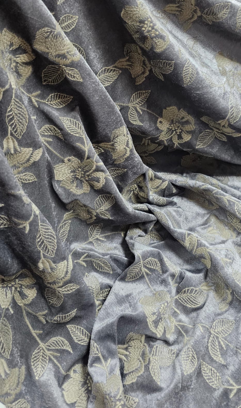 Veludo Cristal Bordado Floral Prata