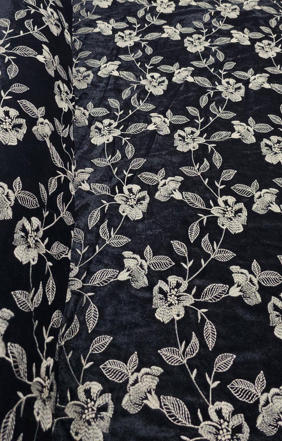 Veludo Cristal Bordado Floral Preto