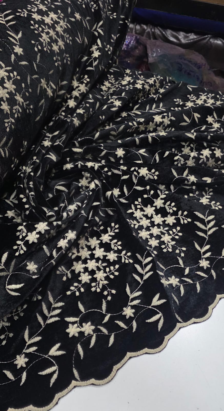 Veludo Cristal Bordado Floral Pudong Preto com Kaki