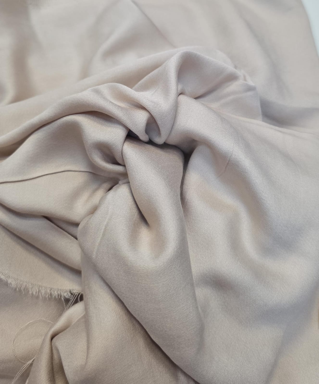 Viscose acetinada pesada Bege - Comprimento 2,80 m x Largura 1,50 m   