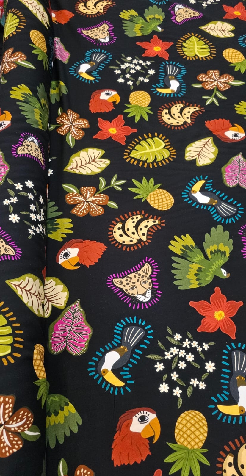  Viscose Estampada Digital Fundo Preto P6732