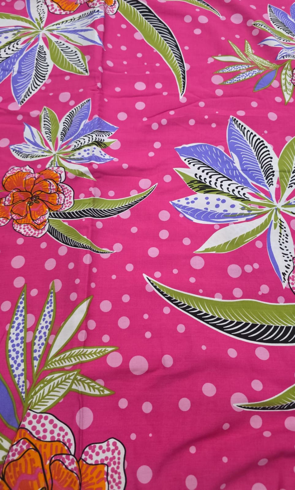 Viscose estampada floral com poá- Comprimento 3,70 m x Largura 1,50 m  