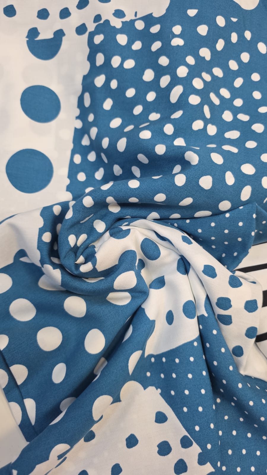 Viscose estampada poá azul e branco - Comprimento 2 m x Largura 1,45 m 