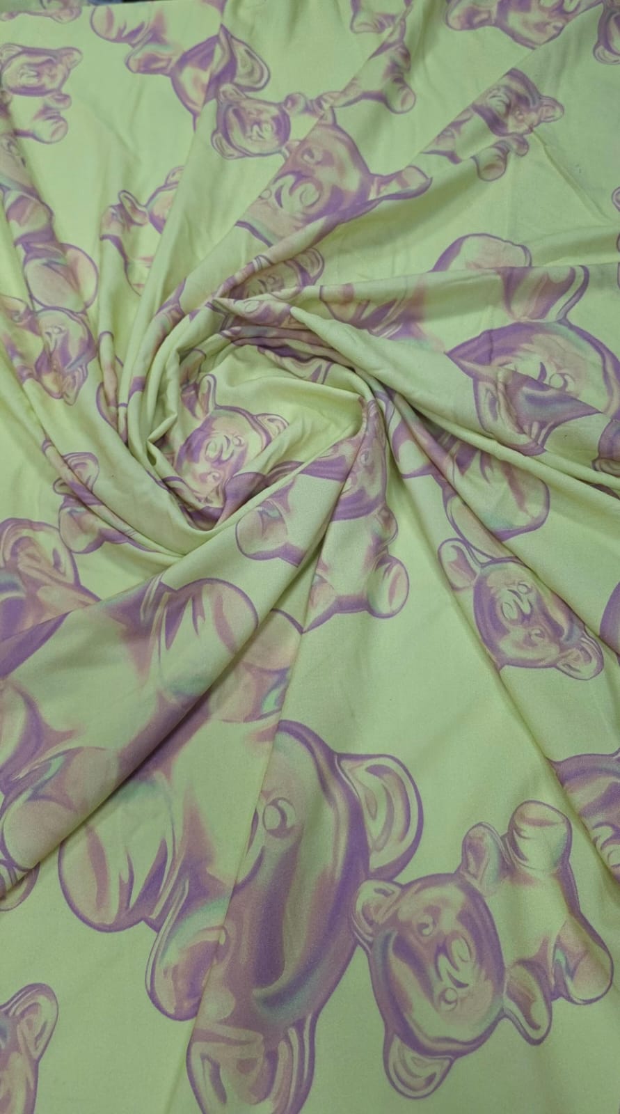 Viscose Estampada Ursos Digitais Fundo Verde Limão